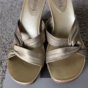 Pre Owned Kenneth Cole Reaction slides Heels Gold Size 7.5 M